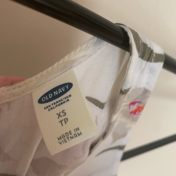 Various tanks and vest - Picture 3 of 9